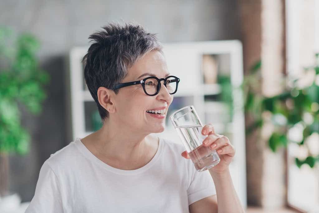 frau trinkt energiefreies getränk