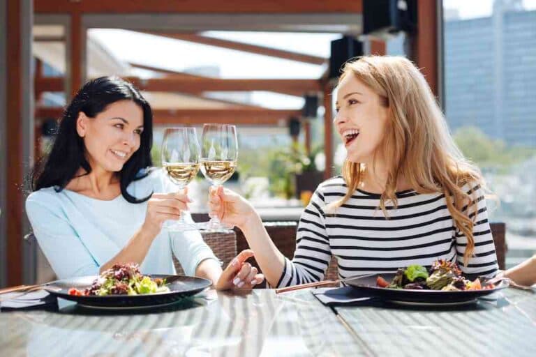 zwei frauen trinken wein