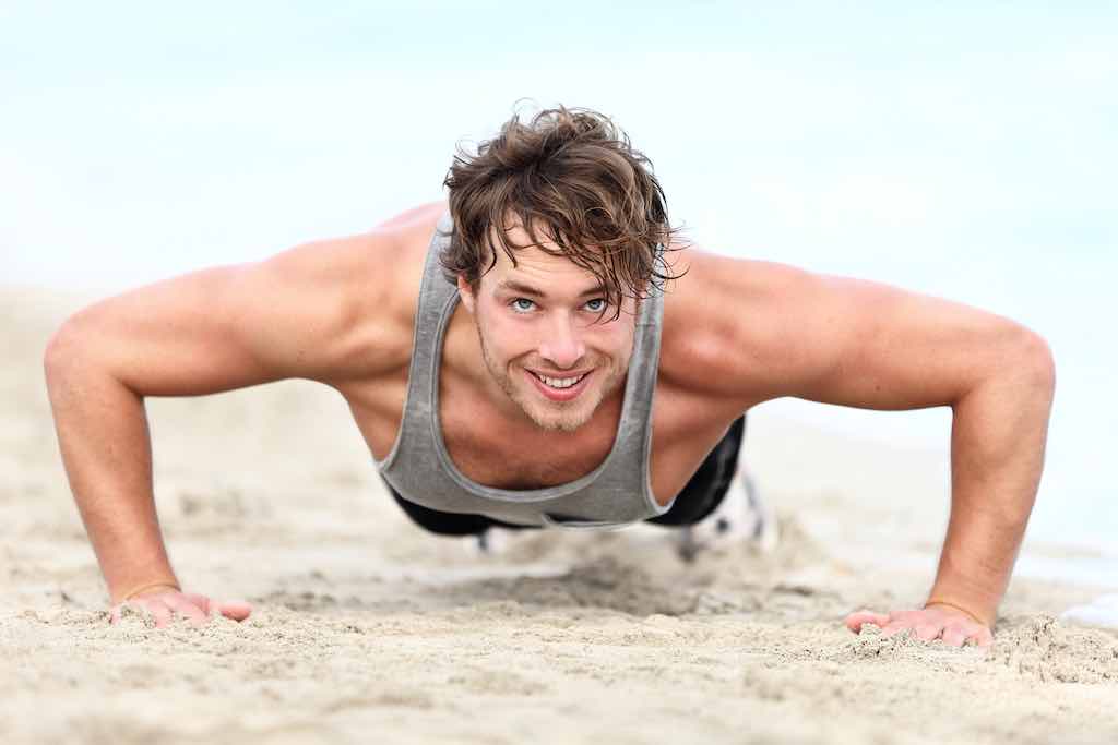 Training am Strand Eigengewicht